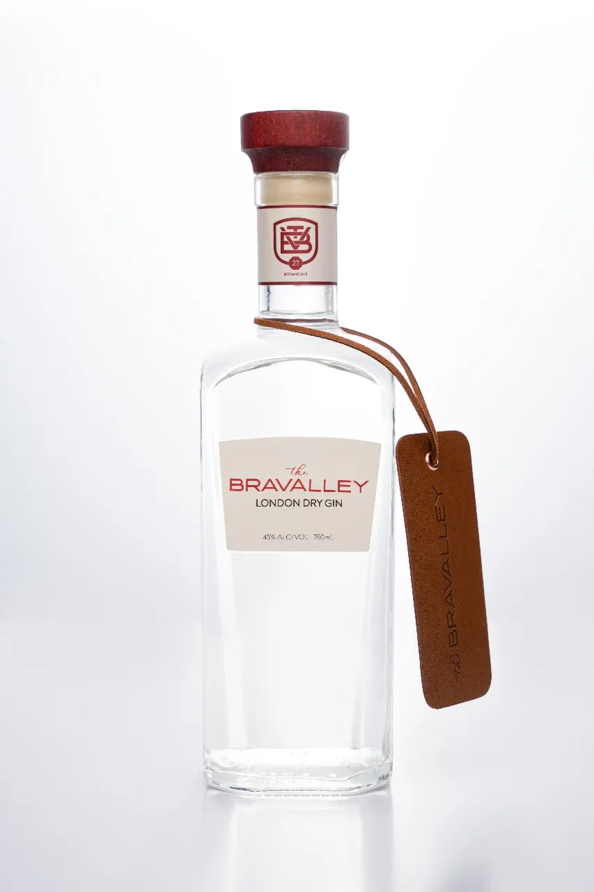 Garrafa do The Bravalley London Dry Gin com a tag de couro
